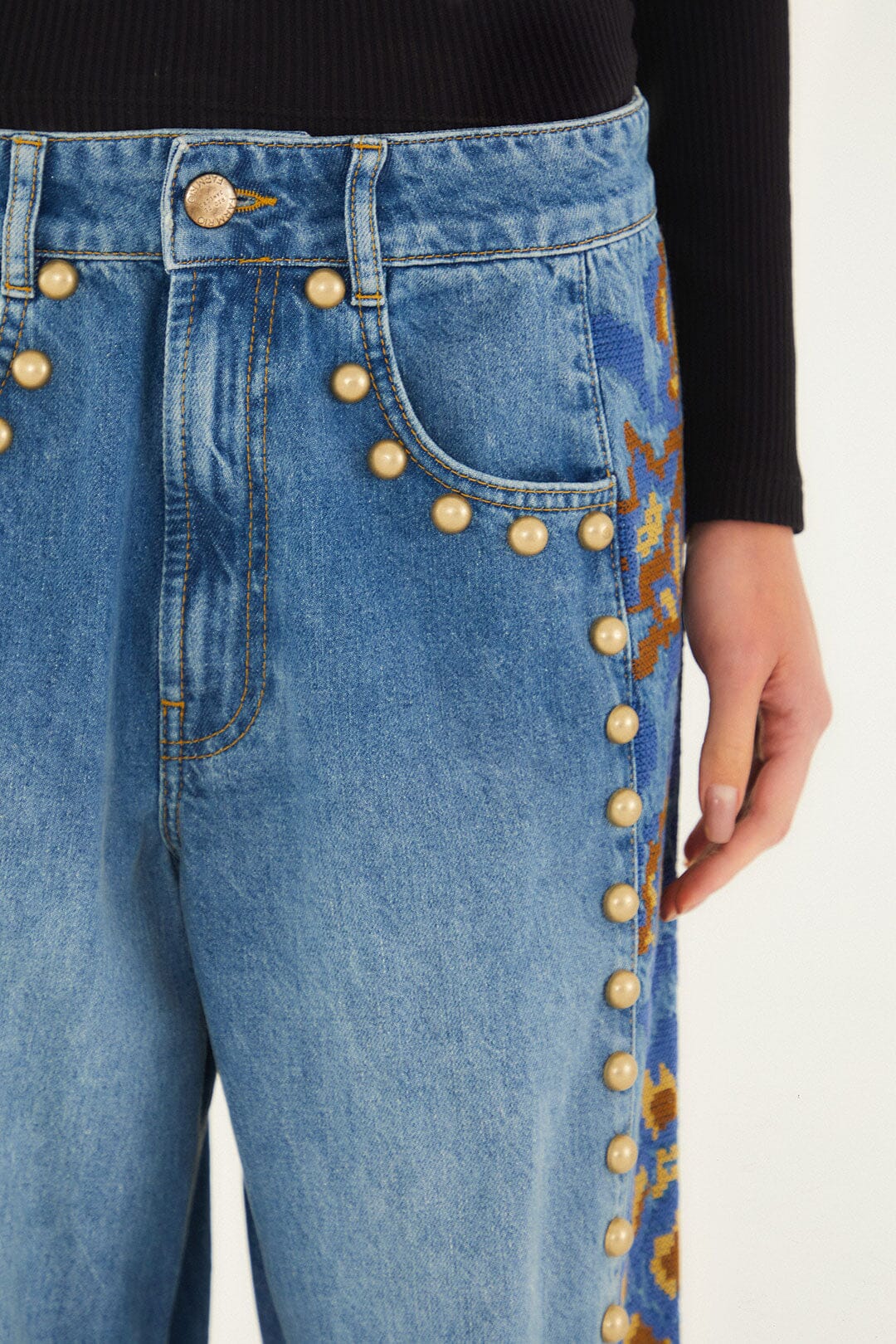 Jeans with studs and floral print